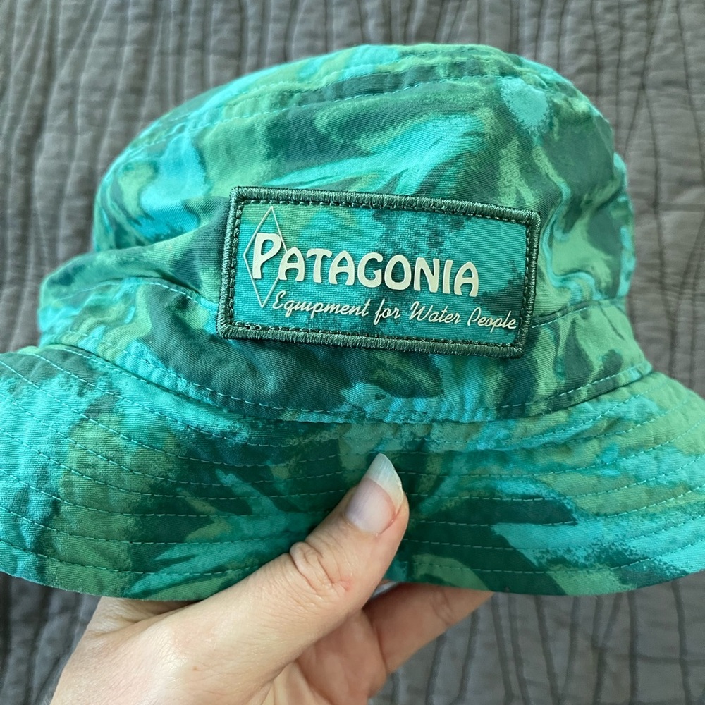 Patagonia Wavefarer Bucket Hat WATER PEOPLE BANNER: CLIFFS N WAVES/CONIFER GREEN